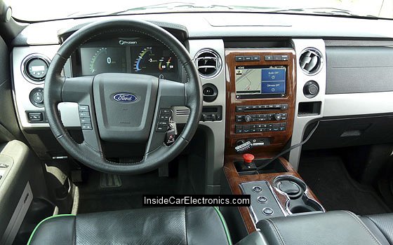 Интерьер внедорожника Ford F-150 с электроприводом ЖК дисплеи бортового компьютера на приборной панели