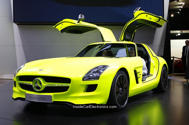 Новый автомобиль от Mercedes-Benz на электротяге SLS AMG E-Cell модель с дверями крыльями чайки