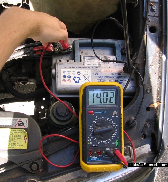 Измеряем тестером на клеммах аккумулятора напряжение при работающем генераторе