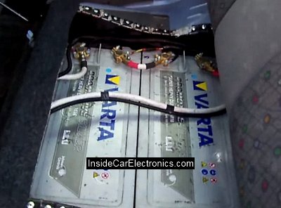 2 аккумулятора ВАРТА (Varta) по 180 Ампер/часов (180 Ah) установлены в квадратные металлические боксы под сидениями задних пассажиров Daewoo Matiz