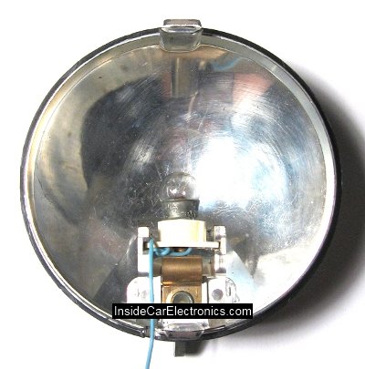 Маленькая лампочка небольшой мощности с отражателем для проверки праводки в машине