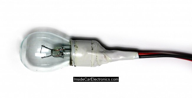 Лампа накаливания с проводами для тестирования электро-проводки в машине