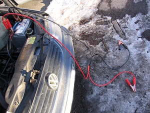 Подключение соединительных проводов к клеммам аккумулятора что бы прикурить авто