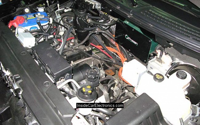 Подкапотное пространство Ford F-150 с электроприводом. Бачки омывателя и охлаждающей жидкости, главный блок управления