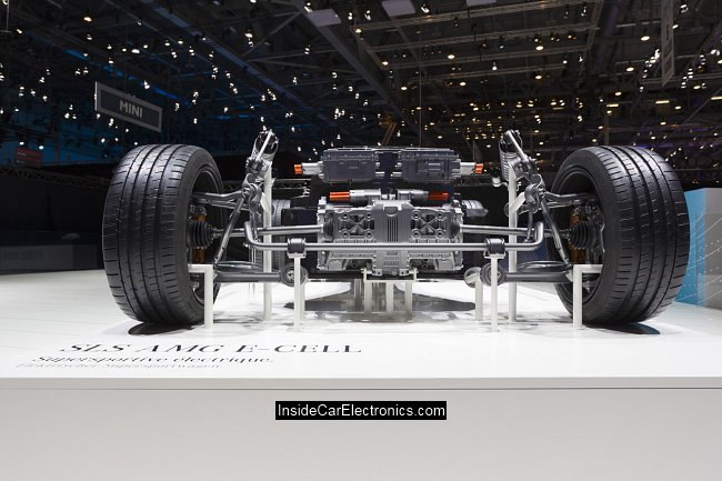 Передние силовые агрегаты электромобиля Mercedes-Benz SLS AMG E-Cell. Мощные электродвигатели с редукторами и блоками управления напрямую соединенные с элементами подвески