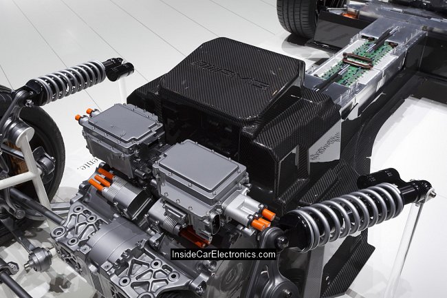 Соединение переднего карбонового бокса рамы электромобиля Mercedes-Benz SLS AMG E-Cell  с силовыми агрегатами передней части автомобиля - электродвигатели, блоки управления, редукторы и элементы подвески.
