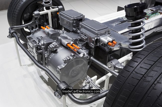 Двигатели с редукторами и блоками управления в подкапотном пространстве Mercedes-Benz SLS AMG E-Cell