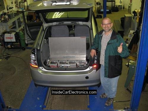 Счастливый клиент после установки в его автомобиль системы PHEV Счастливый обладатель системы PHEV на своем Toyota prius показывает установленный блок