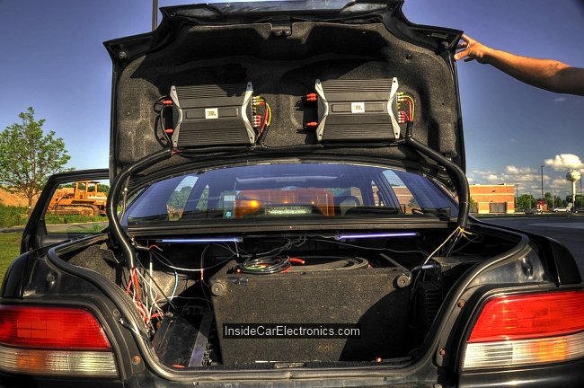 Установка усилителей звука на задней стороне крышки багажника машины типа седан