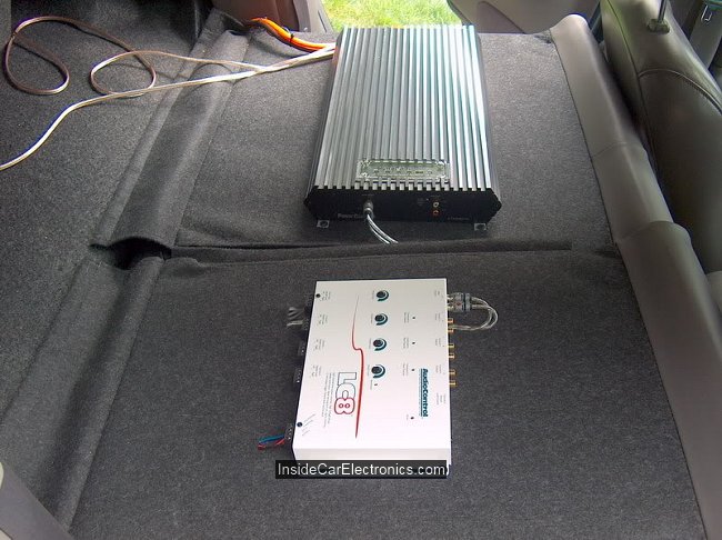 Установка усилителя Power Acoustik и активного фильтра на спинка задних сидений автомобиля