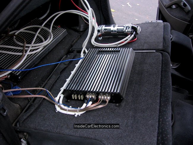 Установка и соединение усилителя и конденсатора Power Acoustik на стенке задних сидений автомобиля