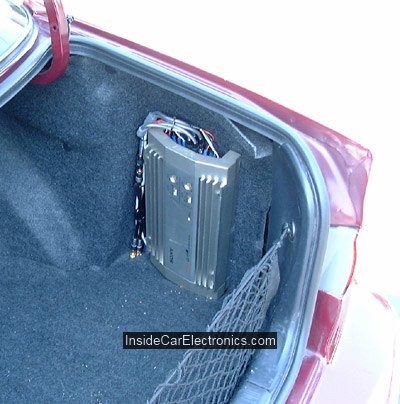 Установка усилителя на боковой стенке внутреннего пространства багажника