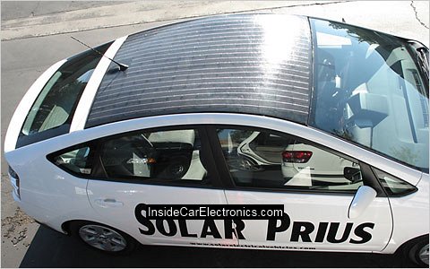 Заряжаемый гибридный автомобиль Toyota Prius с комплектом солнечных батарей на крыше