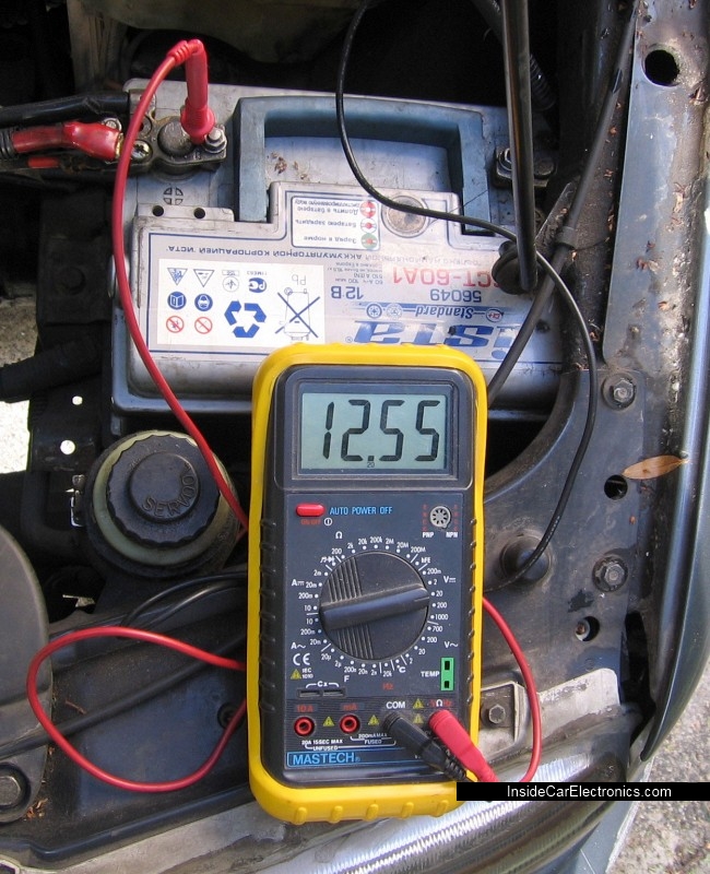 Измеряем тестером на клеммах аккумулятора напряжение при выключеном генераторе