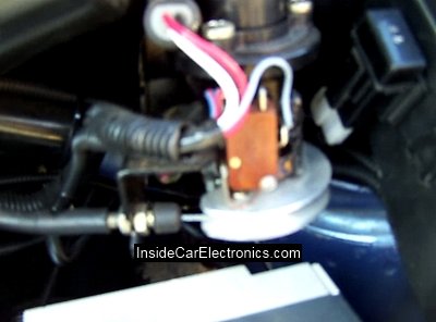 Педаль газа - резистор с тросиком регулирующий подачу необходимой силы тока на обмотки двигателя через контроллер. Тросик соединен с педалью газа.
