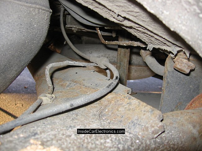 Провода задних датчиков АБС под кузовом автомобиля Volkswagen passat b4