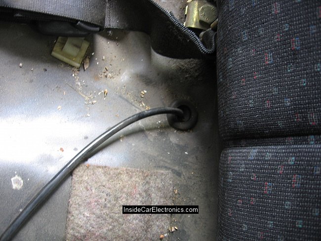 Резиновая прокладка закрывающая отверстие в днище автомобиля, для изолирования провода датчика АБС