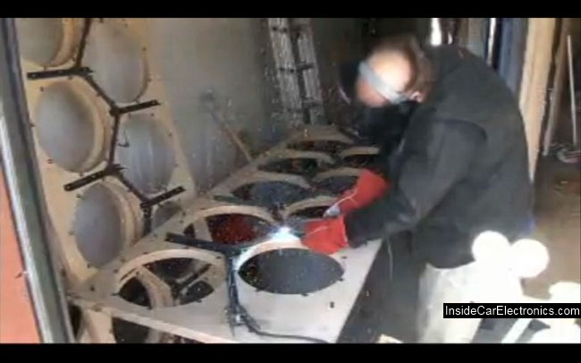 Листы из многослойной фанеры для установки динамиков сабвуфера Вырезаются отверстия в толстой многослойной фанере для установки мощных динамиков сабвуфера