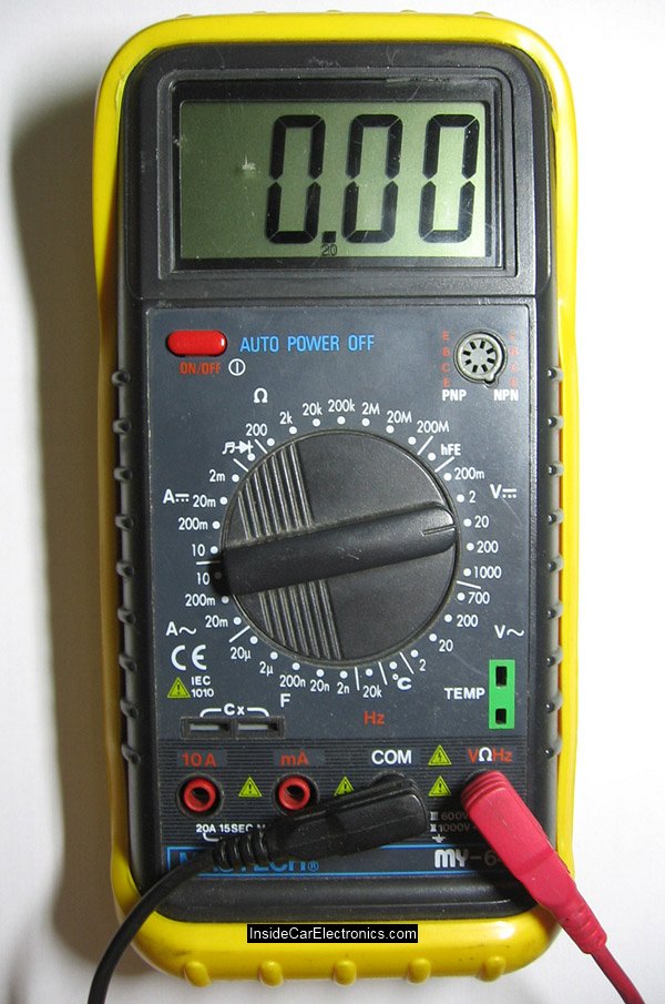 Мультиметр в режиме измерения постоянного напряжение до 20 Вольт - тестируем напряжение бортовой сети авто 12 Вольт