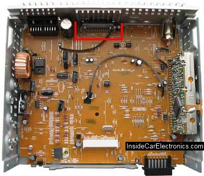 Микросхема усилителя на радиаторе (задней стенке) автомагнитолы
