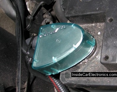 Плюсовая клемма аккумулятор защищенная пластиковой накладкой от короткого замыкания на корпус при аварии