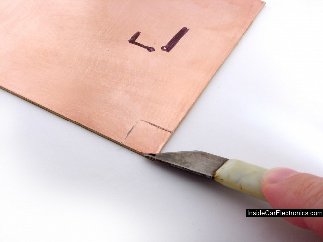 Удаляем части медной поверхности текстолита с помощью ножа или скальпеля
