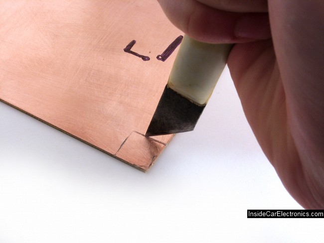 Прорезаем контуры дорожек на поверхности текстолита с помощью скальмеля или ножа