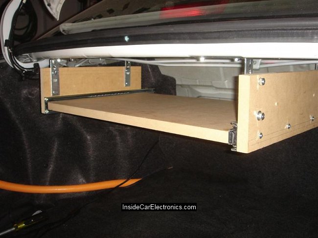 МДФ доска на системе выдвижных креплений под задней полкой автомобиля для установки компьютера и дополнительного оборудования