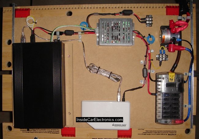 МДФ доска с установленным автомобильным компьютером и всем дополнительным оборудованием, реле, провода, предохранители