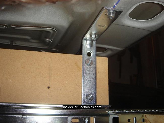Металлические крепления для удерживания доски с компьютером под задней полкой автомобиля